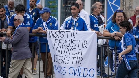 As fue el emocionante recibimiento al autobs del Real Oviedo antes del choque ante el Almera
