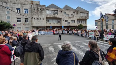 Los vecinos volvieron a concentrarse delante del ambulatorio con pancartas y altavoces