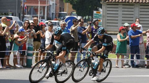 En torno a las tres de la tarde y procedente de B�veda, el pelot�n volvi� a pasar por el centro de Monforte 