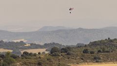 Un helic�ptero trabaja en las labores de extinci�n del incendio forestal declarado el mi�rcoles en Or�s.
