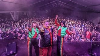 King &Aacute;frica actu&oacute; en una carpa que registr&oacute; un lleno absoluto