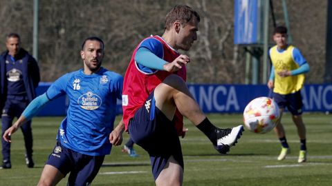 lex Bergantios controla el baln en presencia de Pablo Martnez, en la ciudad deportiva de Abegondo