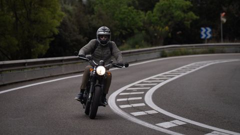 Imagen de archivo de un motociclista circulando por una peligrosa vía española.