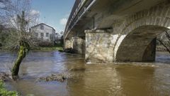 El cauce del Tambre, a su paso por Sigeiro (Oroso), ha aumentado a causa de las lluvias