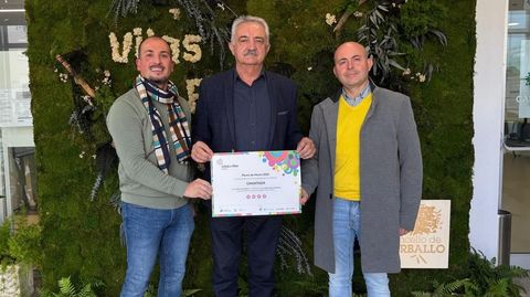El alcalde, en el centro, con el premio que recogió en Carballo