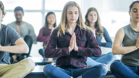 Un grupo de estudiantes participan en una sesi�n de meditaci�n