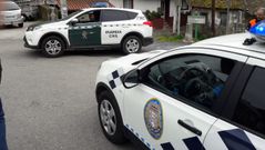 Un coche de la Polic�a Local de Chantada frente a otro de la Guardia Civil, en una imagen de archivo