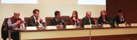 Ram�n Y��ez, Isidro Silveira, Jos� Manuel Rey Varela, Mar�a Meizoso -que condujo el debate-, Jos� Manuel Vilari�o, Auri V�zquez y Manuel Varela, durante el foro. 