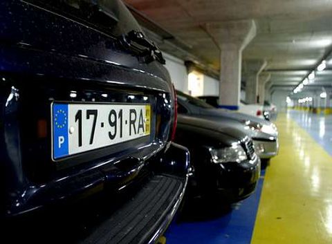 El estacionamiento en el párking municipal del puerto cuesta 0,026 euros el minuto.