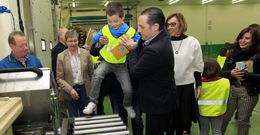 El gerente de ABSA, Miguel Neira, pesa a uno de los escolares durante la visita con la conselleira. 