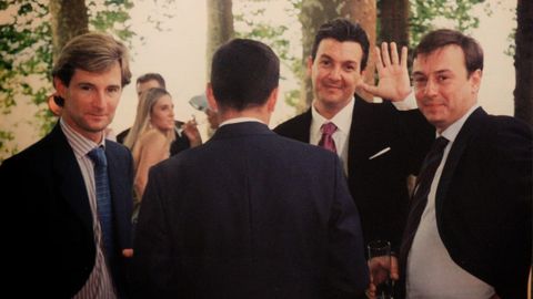 Enrique Orjales, con la mano levantada, en una foto con amigos hace unos a�os 