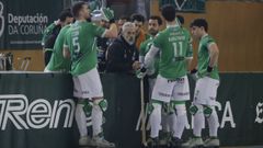 Los jugadores del Liceo reciben instrucciones de Juan Copa durante el encuentro contra el Barcelona en el Palacio de los Deportes de Riazor