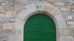 Sobre a porta da igrexa pode verse o emblema dos bieitos.