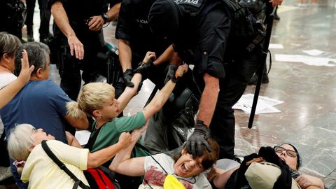 Desalojo en la estaci�n de Sants en Barcelona