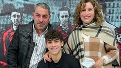 Mart�n Conde, con sus padres, Jose y Patricia, en la firma del primer contrato profesional con el Celta
