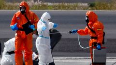 Un pasajero del MV Hondius, en el aeropuerto de Tenerife Sur