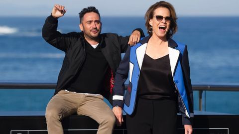 Sigourney Weaver junto al director de Un monstruo viene a verme, J. A. Bayona. 