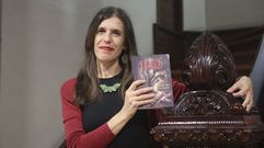 <strong>Mara Jos muestra el libro dedicado a su padre en el hotel donde fue subdirector, propiedad de la familia Ferreiro, el cual acoger su presentacin literaria maana a las 20.00 horas. Es una novela histrica que mezcla enigmas y misterios sobre el Camino de Santiago del siglo XII, en la que el vino sirve como hilo conductor, dice la autora.</strong>
