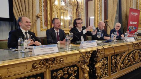 De izquierda a derecha, Ignacio Villaverde, rector de la Universidad de Oviedo; David Gonz�lez, director de desarrollo de negocio y estrategia de Idonial; Yago Gonz�lez, periodista y moderador de la mesa; Juan Cofi�o, vicepresidente del Gobierno de Asturias; y Ramiro Lomba, director de la Sociedad Asturiana de Estudios Econ�micos e Industriales (SADEI).