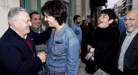 Paula Fern�ndez departiendo con militantes antes de la reuni�n para explicarles su marcha.