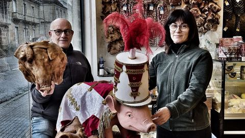 Jos� Antonio Prado y Natalia Costa, delante del escaparate de Jamones Farruqui�o