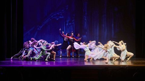 Los bailarines de Oitos presentaron un espectáculo en el Coliseo Noela