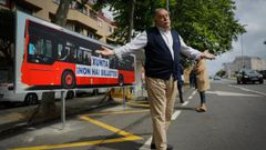 El alcalde de Oleiros, en una campaa contra la Xunta por el transporte pblico.