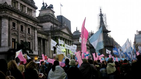 Manifestantes proabortistas y contrarios a la legalizaci�n se manifestaron frente al Parlamento de Buenos Aires durante el debate del proyecto del ley