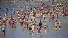 Ba�istas pasean por la orilla en la playa de Silgar, Sanxenxo, este fin de semana