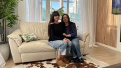 Ainhoa y Sof�a, en el piso que han estrenado en el edificio de Ideal Room. 