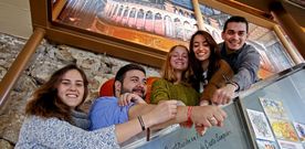 Marta Caeiro, �ngel Rey, Isabel Rey, Alba Mart�n e Iago Souto, ayer, con las pulseras que usaron para la campa�a de Unicef. 