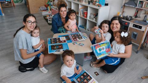 Profesoras y alumnos posan con el album del particular Mundial de Os Pitufi�os