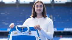 Paula Monteagudo posa con la el�stica blanquiazul tras firmar su renovaci�n con el D�por Abanca hasta el 2027.