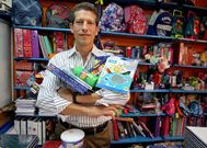 <span lang= es-es >�Las familias lo est�n pasando muy mal�</span>. Manuel Francisco Castro, presidente del ANPA del Vagalume, cree que las asociaciones de padres deben ayudar a aquellos con menos recursos.