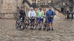 Budi�o (segundo por la izquierda) y varios de los amigos que le acompa�aron en esta aventura a su llegada a la plaza del Obradoiro