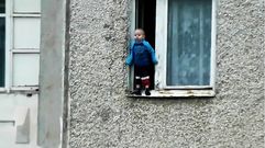 Jugando en el alf�izar de una ventana abierta
