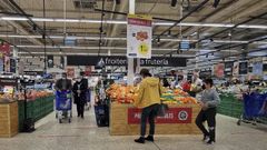 Que la cesta de la compra se est encareciendo lo comprueban a diario clientes de supermercados y plazas de abastos.