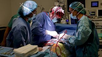 Imagen de archivo de una intervencin cardaca en el Chuac. En el centro, el jefe de servicio, Jos Cuenca, operando en los quirfanos del Hospital Universitario de A Corua. 