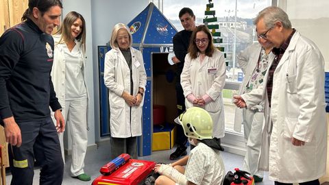 Los bomberos llevaron un camin de juguete al aula hospitalaria de Ferrol