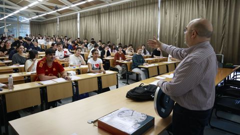 El decano de Humanidades de Ferrol, explicando a los alumnos las normas de la PAU