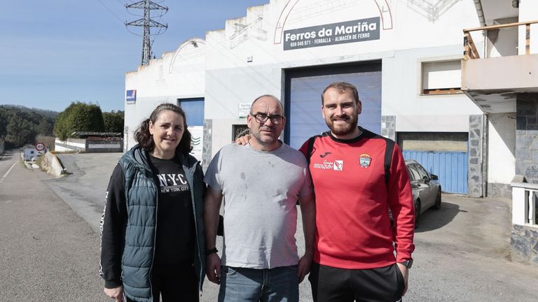 Miguel Balseiro, en el centro, posa ante las naves con su esposa, Gema Villaverde, y su hijo Jacobo