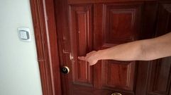 Una vecina se�ala el rastro que dejaron los bomberos en la puerta al forzarla para poder entrar en el piso