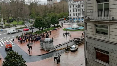 Diputados y trabajadores en el simulacro de incendio en la Junta General