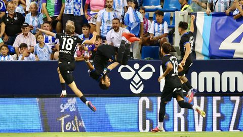 Aubameyang da la voltereta para celebrar el 0-1 provisional para el Deportivo, seguido por sus compa�eros.