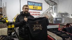 Volodya muestra una de las camisetas con el lema �Fight like Ukrainians�