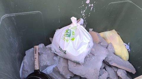 Escombro en un contenedor en Sanxenxo