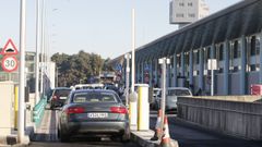 Coches en la terminal de Peinador, donde los usuarios tienen 5 minutos menos para dejar el veh�culo