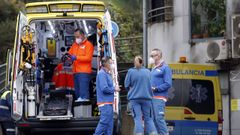 T�cnicos en emergencias sanitarias, en la entrada de urgencias del hospital Montecelo, en Pontevedra