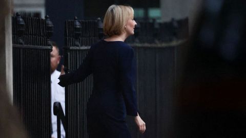 Liz Truss sale de Downing Street. 