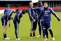 Nolito bromeando con Yoel en el inicio del ltimo entrenamiento de los vigueses en el estadio de Balados.